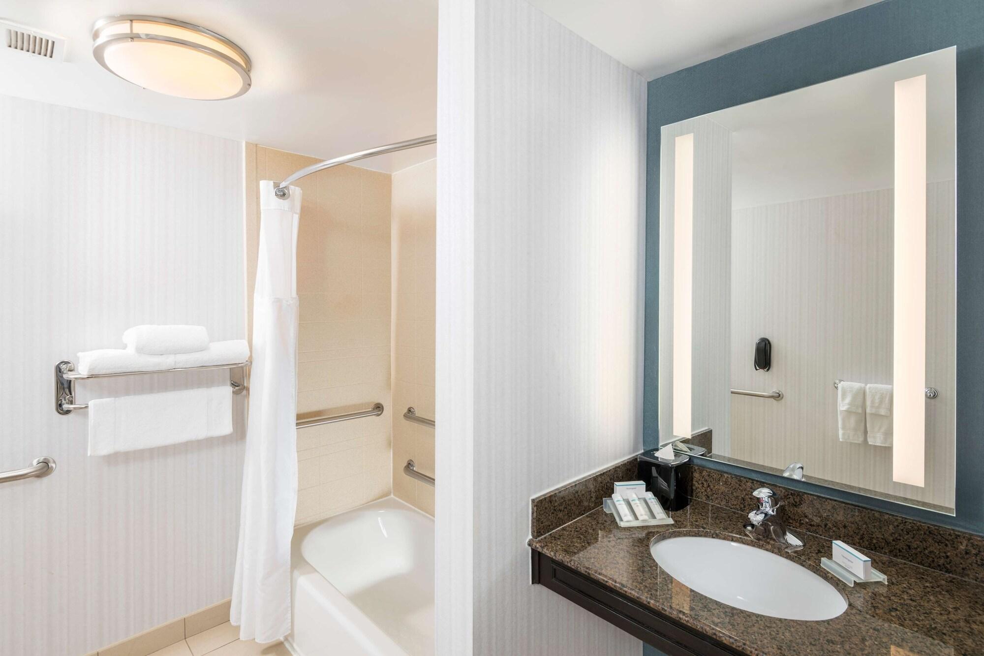 Hilton Garden Inn Silver Spring White Oak Экстерьер фото