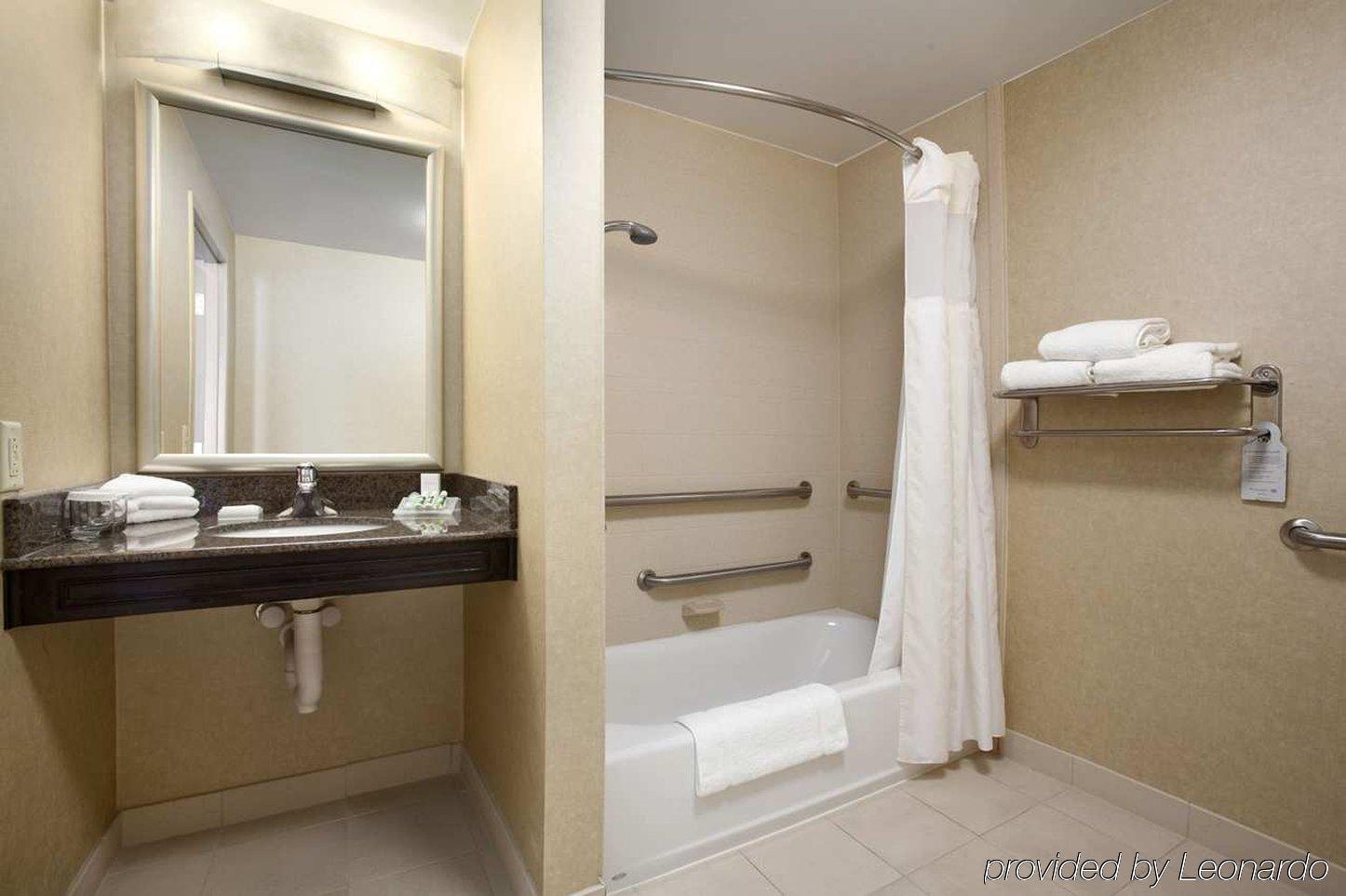 Hilton Garden Inn Silver Spring White Oak Номер фото