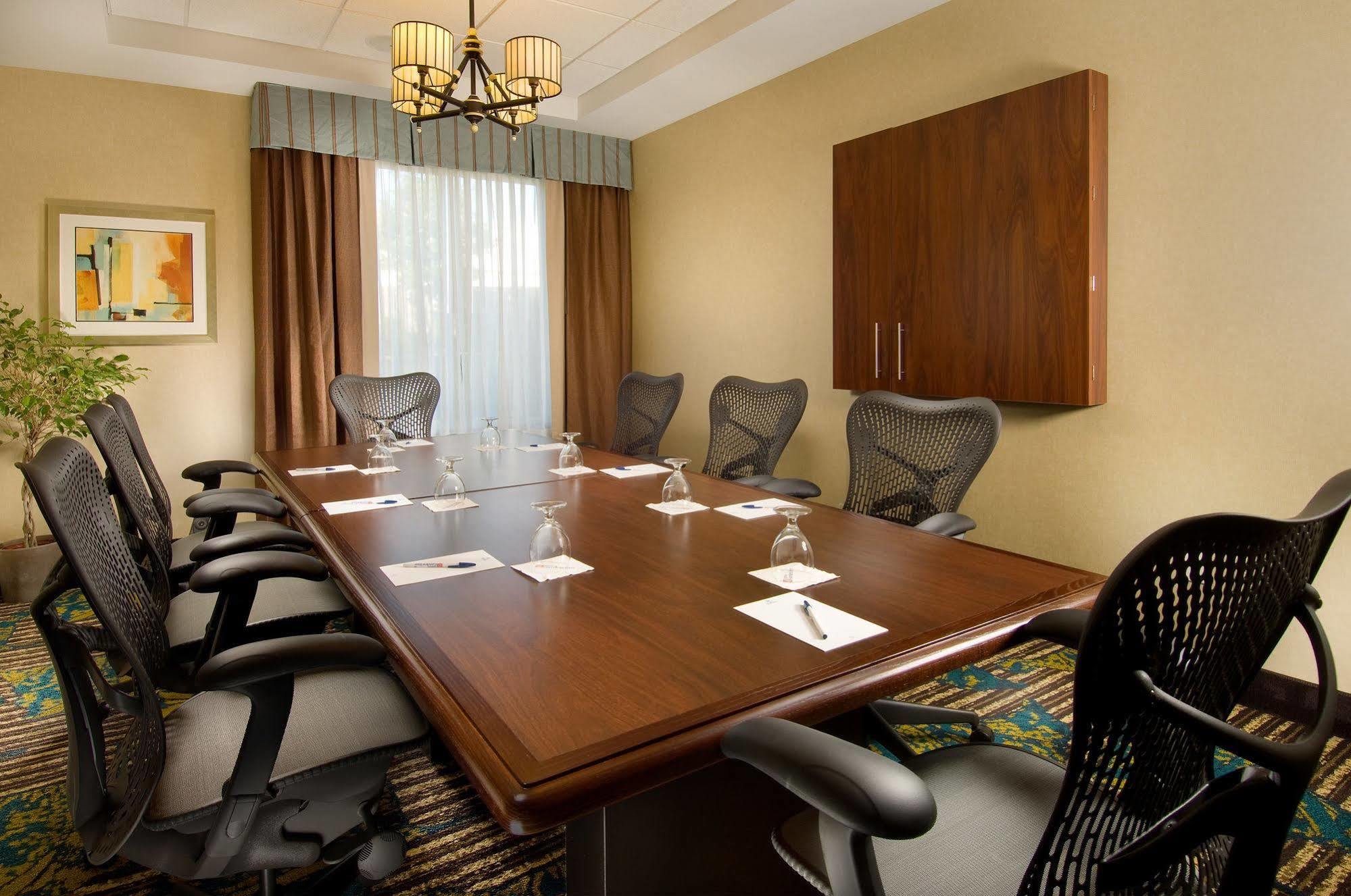 Hilton Garden Inn Silver Spring White Oak Экстерьер фото